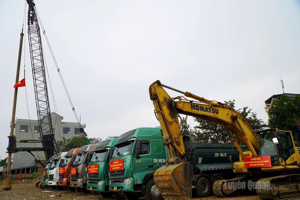 Nhà đầu tư tập kết xe phục vụ thi công dự án.