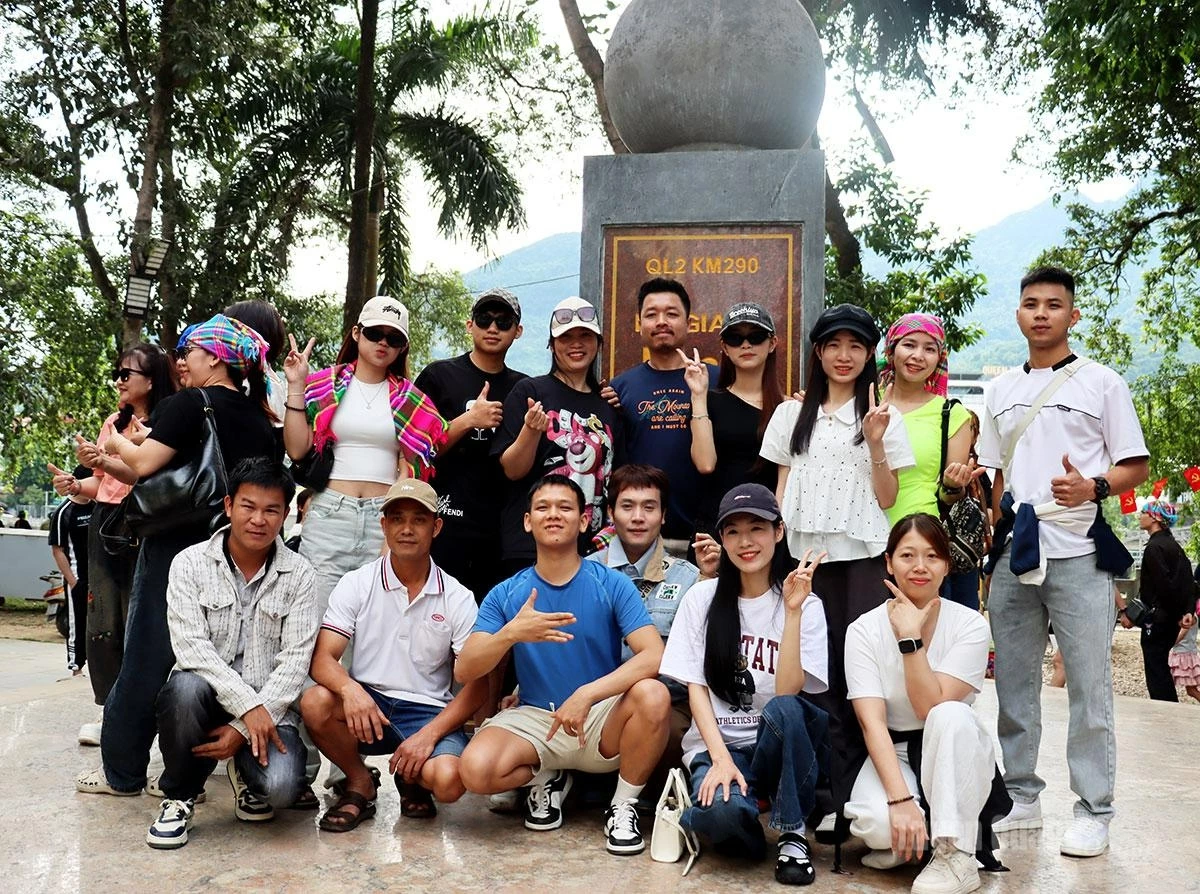 Early on April 30, crowds of residents and tourists gathered at the Km 0 landmark in Ha Giang 1 Ward for sightseeing and photos.