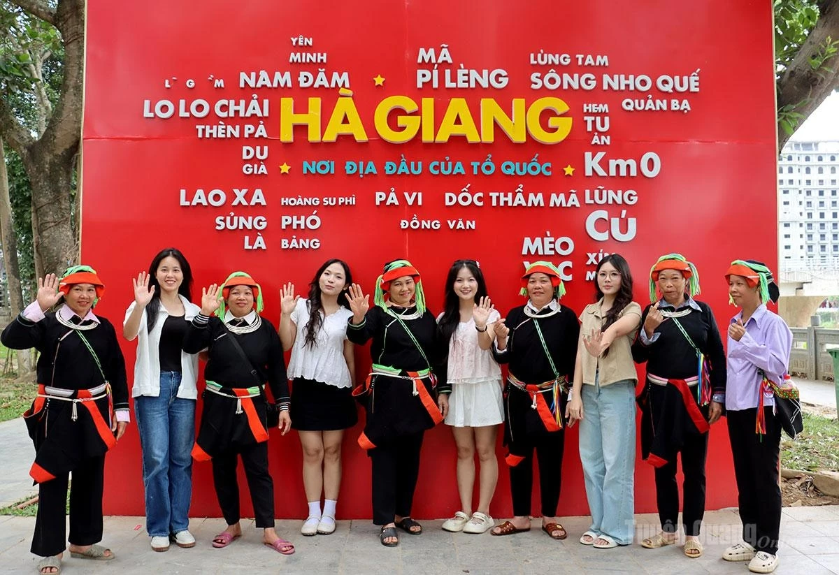 Tourists pose for photos with Dao ethnic people from Tuyen Quang.