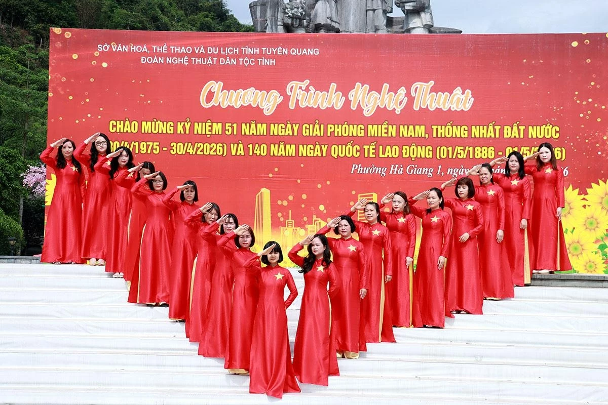 Visitors take photos at March 26 Square in Ha Giang 1 Ward, expressing national pride.