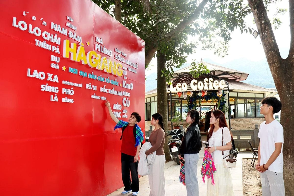 Visitors learn about notable tourist destinations in Tuyen Quang at the Km 0 site.