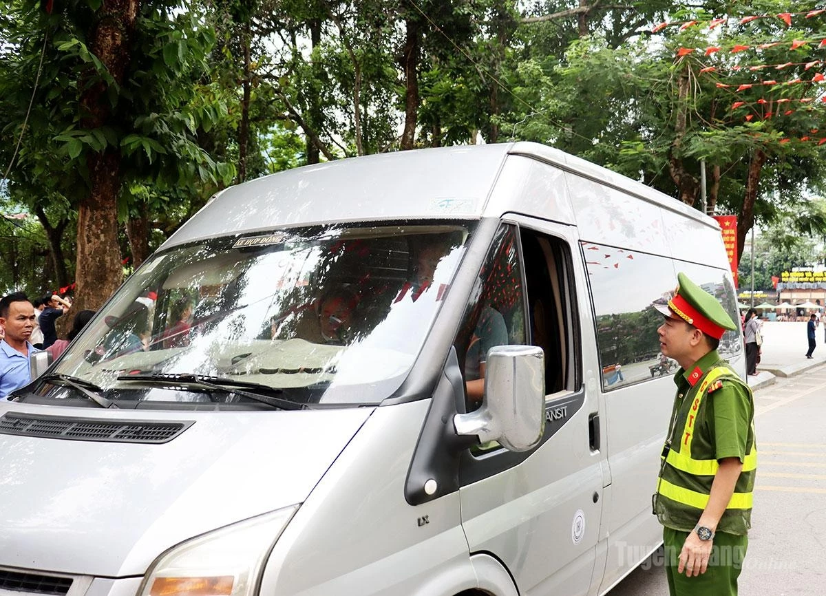 Functional forces are regularly present at Km 0 in Ha Giang 1 Ward to ensure security and prevent traffic congestion.