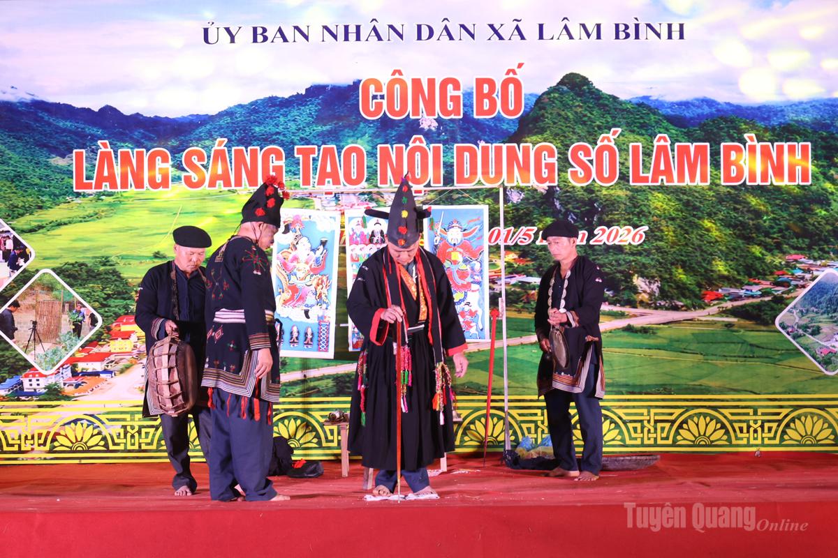 Nghi lễ nhảy lửa của đồng bào dân tộc Dao được tái hiện tại buổi lễ.