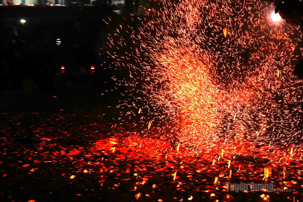 Nghi lễ nhảy lửa của dân tộc Dao.