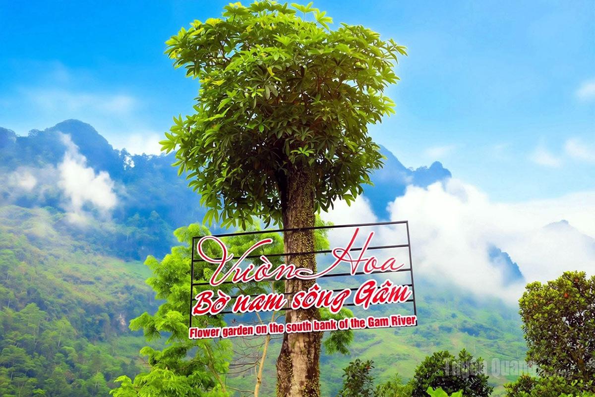 Biển chỉ dẫn vào vườn hoa bờ Nam sông Gâm như cánh cửa mở ra miền sắc hoa thơ mộng giữa lòng Bắc Mê.