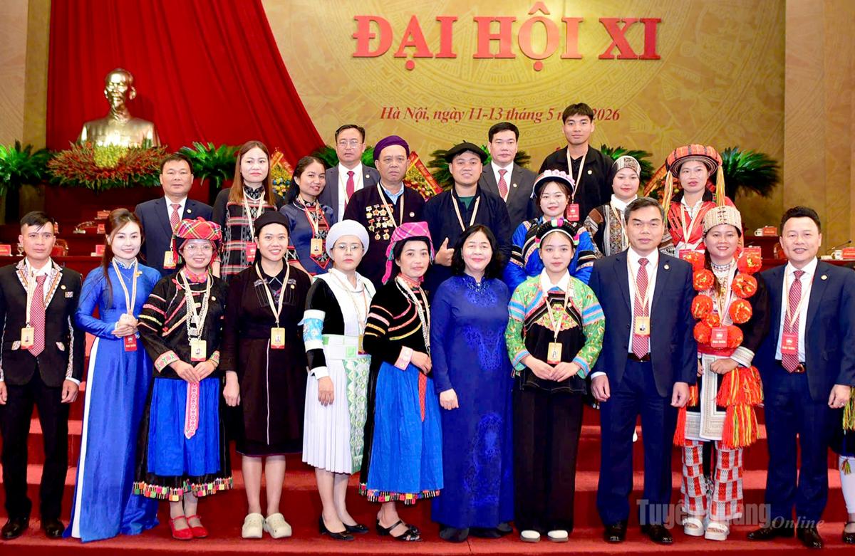 Củng Thị Mến (hàng đầu, thứ ba từ trái sang) chụp ảnh lưu niệm cùng các đại biểu tại Đại hội đại biểu toàn quốc Mặt trận Tổ quốc Việt Nam lần thứ XI ở Hà Nội.