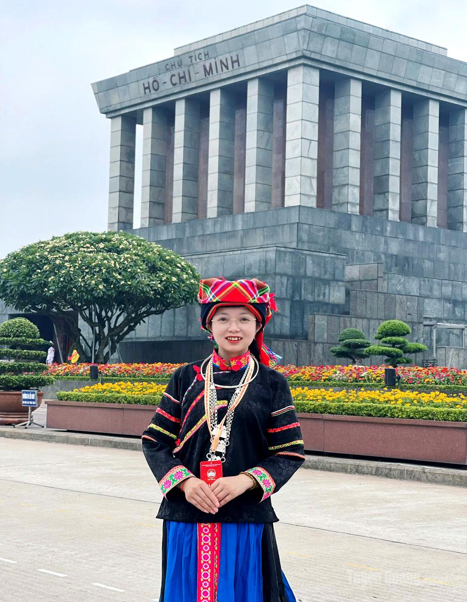 Củng Thị Mến trong trang phục truyền thống của dân tộc Pu Péo khi tham dự Đại hội đại biểu toàn quốc Mặt trận Tổ quốc Việt Nam lần thứ XI tại Hà Nội.