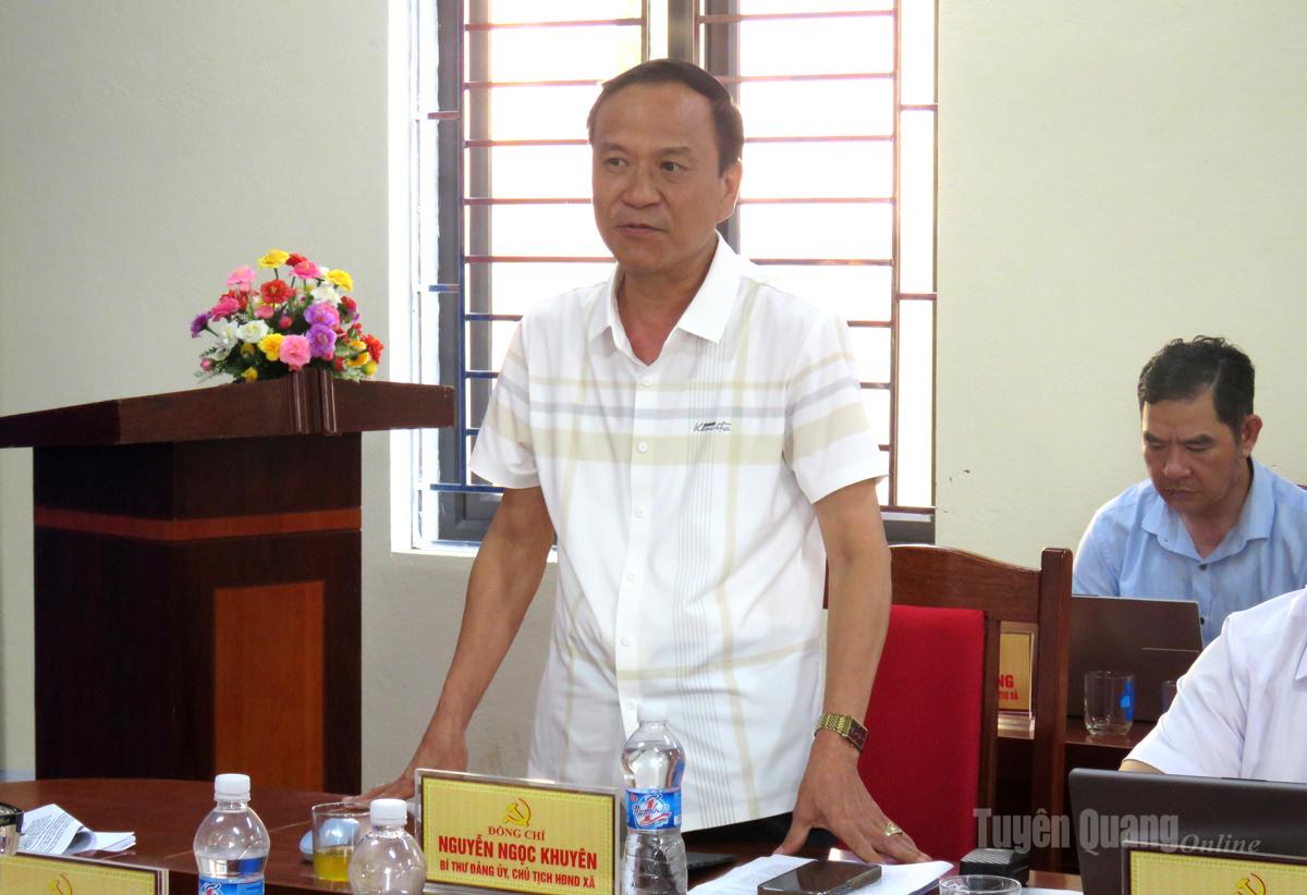 Đồng chí Nguyễn Ngọc Khuyên, Bí thư Đảng ủy, Chủ tịch HĐND xã Nấm Dẩn báo cáo tại buổi làm việc.