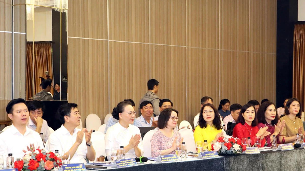 đại biểu các cơ quan báo chí địa phương dự tọa đàm.