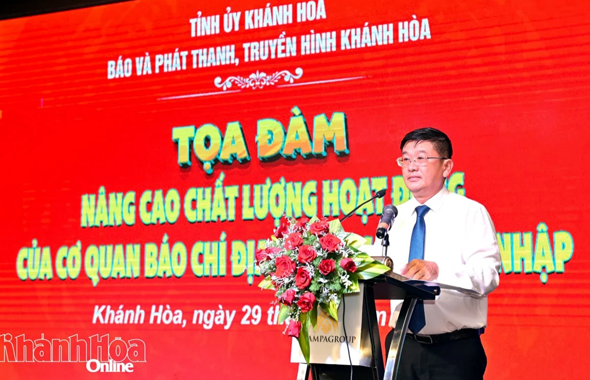 Đại diện lãnh đạo báo và phát thanh truyền hình Khánh Hòa phát biểu tại tọa đàm.