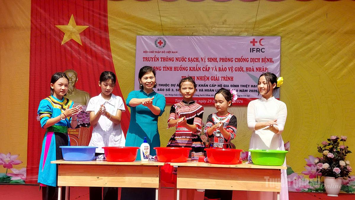 Các em học sinh Trường Tiểu học A Ngọc Linh xã Linh Hồ được trang bị kỹ năng thực hành vệ sinh cá nhân.