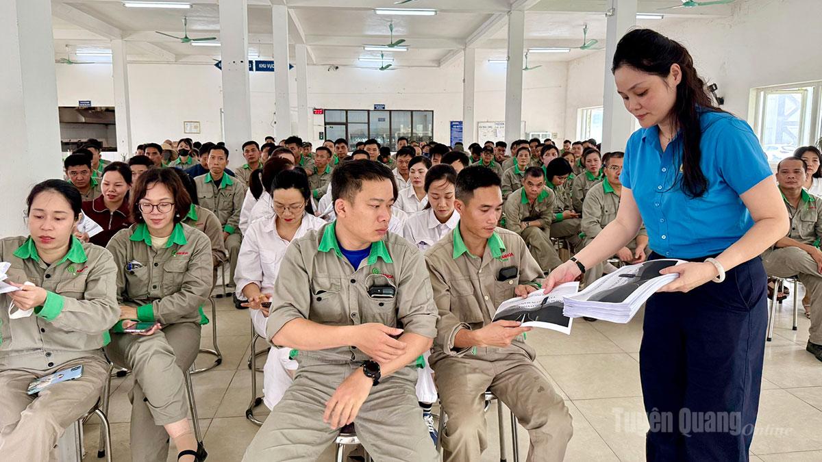 Cán bộ LĐLĐ tỉnh phát tờ rơi cho đoàn viên, người lao động Công ty cổ phần Giấy An Hòa, thôn An Hòa, xã Bình Ca.