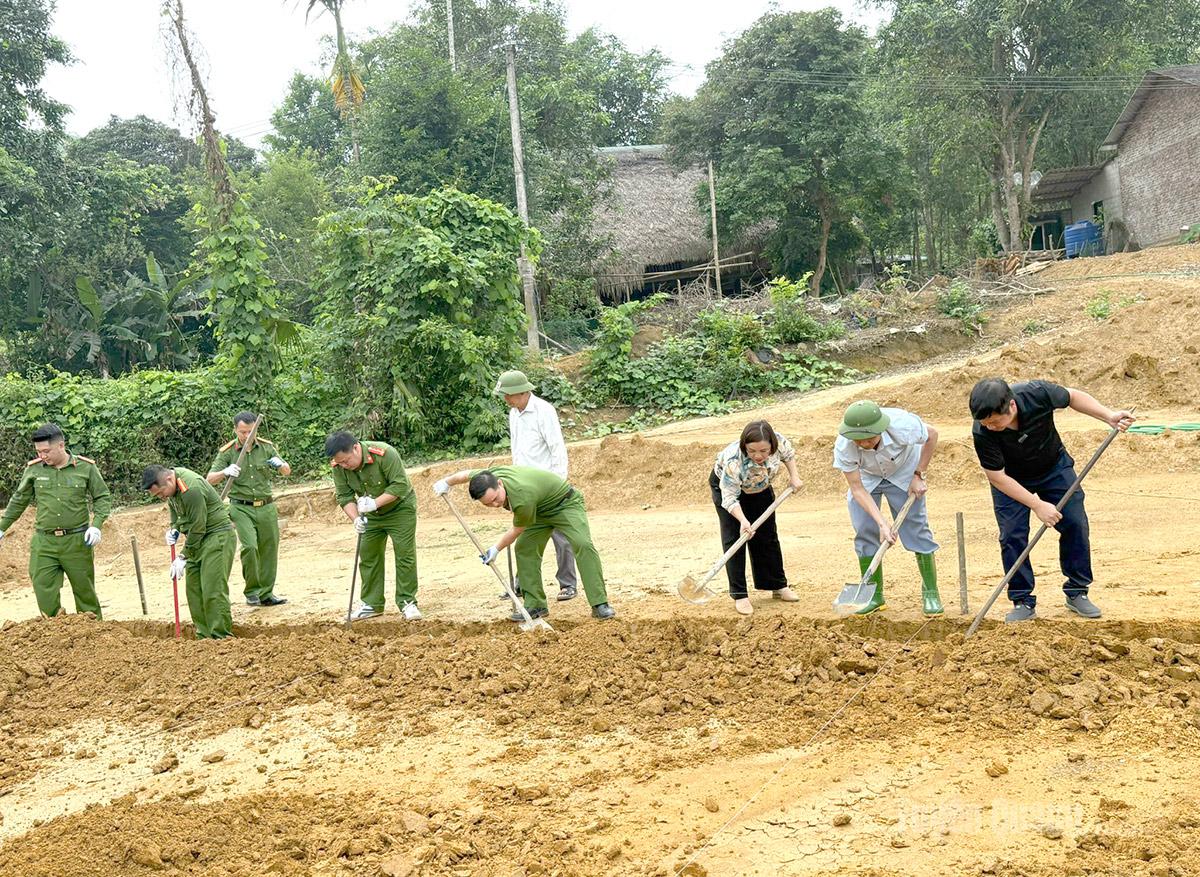 Khởi công xây dựng nhà mới cho em Giàng Trần Hưng, thôn Phan, xã Hùng Lợi tỉnh Tuyên Quang.