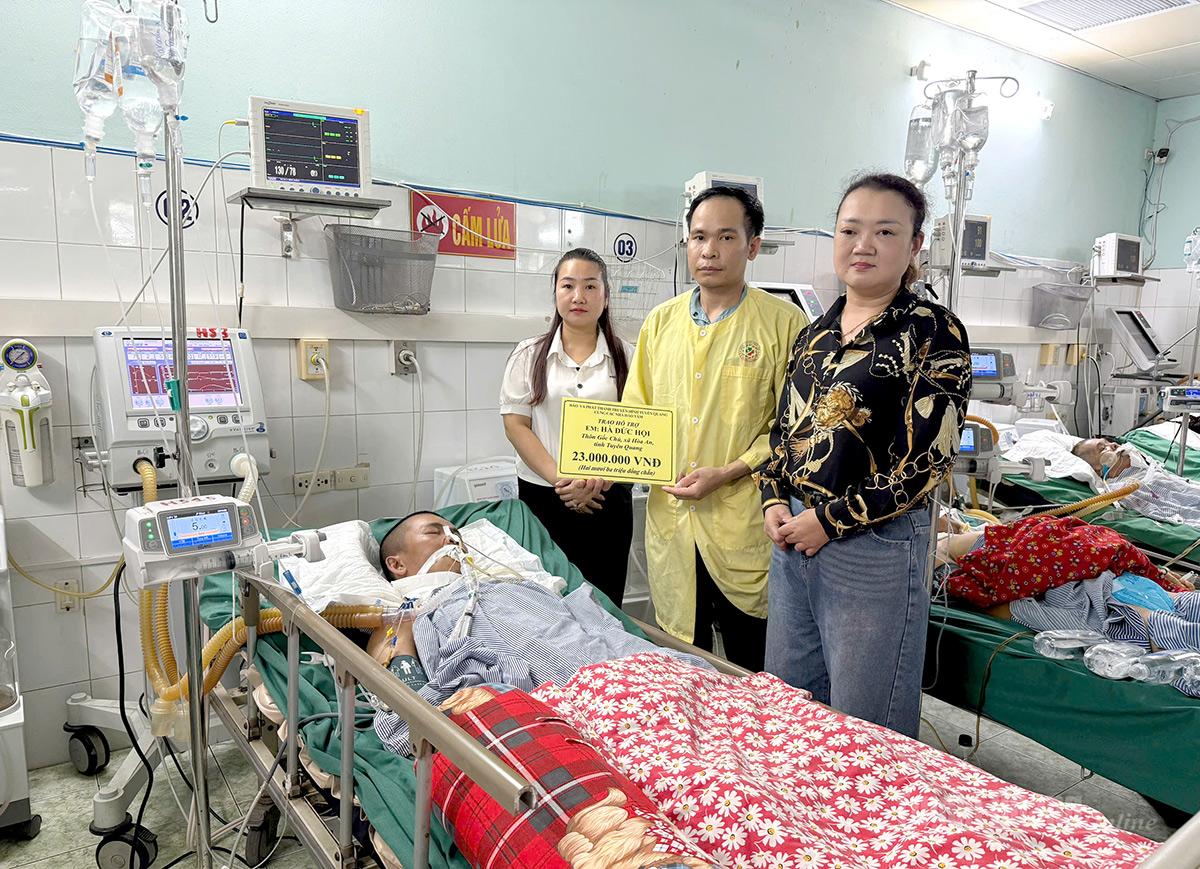 Báo và phát thanh, truyền hình Tuyên Quang cùng các nhà hảo tâm trao tiền hỗ trợ cho em Hà Đức Hội, thôn Gốc Chú, xã Hòa An, tỉnh Tuyên Quang.