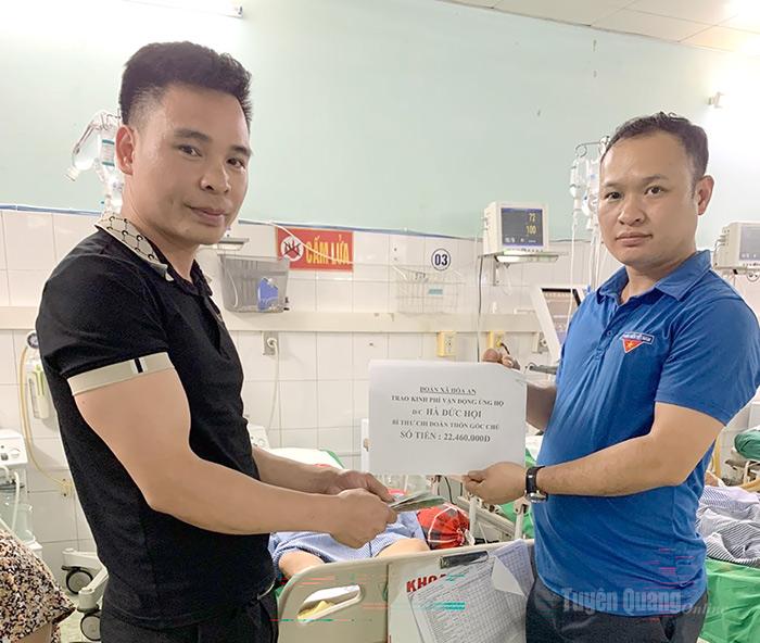 Đoàn thanh niên xã Hòa An, tỉnh Tuyên Quang trao tiền hỗ trợ cho gia đình em Hà Đức Hội.