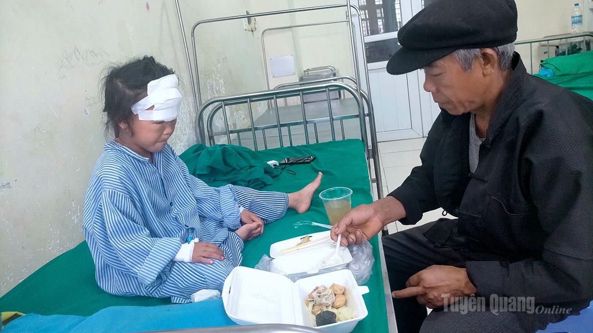 Cháu Giàng Thị Mo,  thôn Khau Rịa, xã Du Già, tỉnh Tuyên Quang đang điều trị vết thương bị chó cắn tại Khoa Răng hàm mặt, Bệnh viện Đa khoa Hà Giang tỉnh Tuyên Quang.