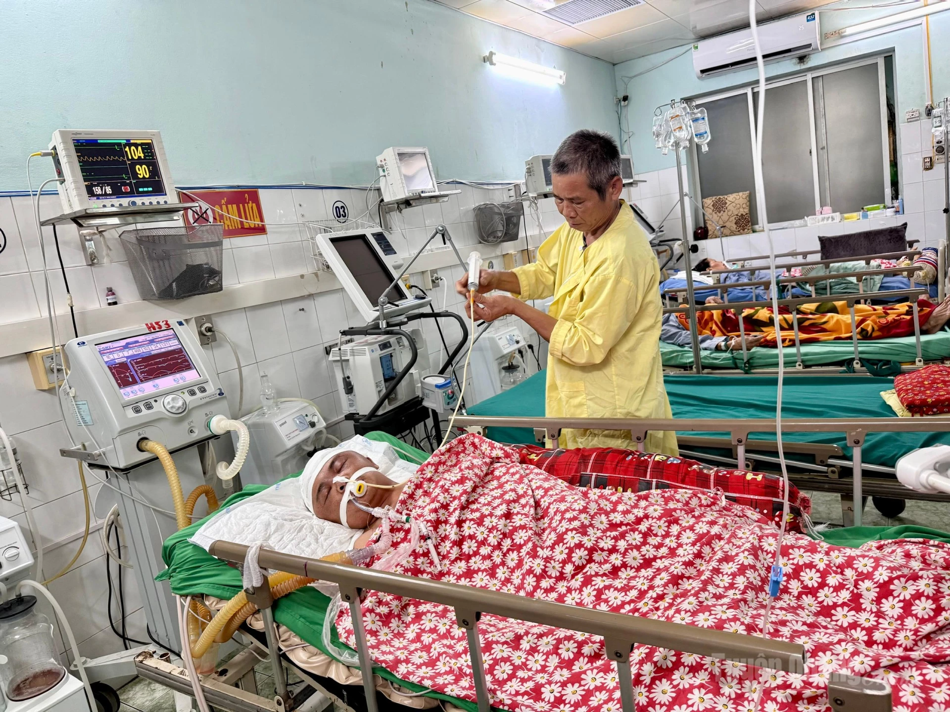 Em Hà Đức Hội, thôn Gốc Chú, xã Hòa An, tỉnh Tuyên Quang đang điều trị tại Khoa Hồi sức tích cực và Chống độc- Bệnh viện Đa khoa tỉnh Tuyên Quang.