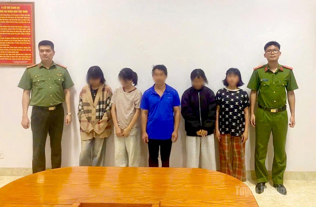 Công an xã Quản Bạ bàn giao các em học sinh về cho gia đình chăm sóc, quản lý.