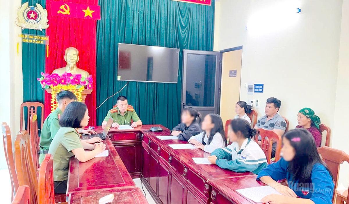 Công an xã Cán Tỷ tuyên truyền và bàn giao 4 học sinh về gia đình an toàn.