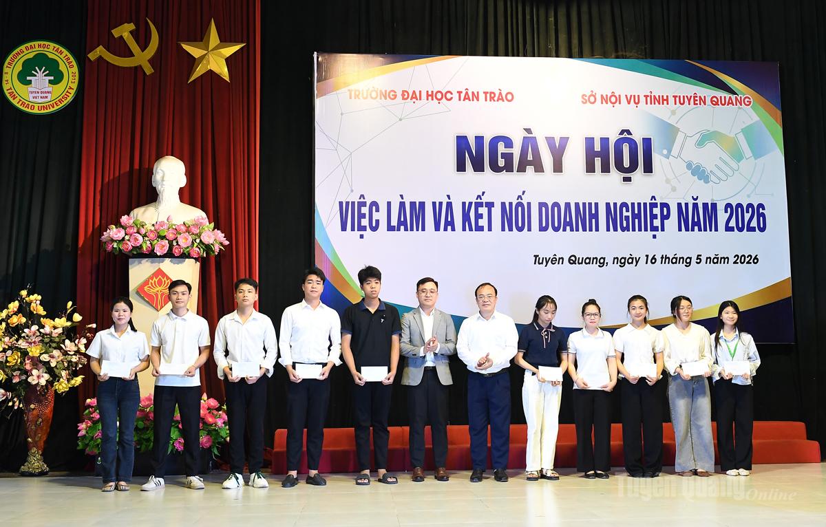 Lãnh đạo Sở Nội vụ và đại diện doanh nghiệp trao học bổng cho sinh viên Trường Đại học Tân Trào có hoàn cảnh khó khăn vươn lên trong học tập.