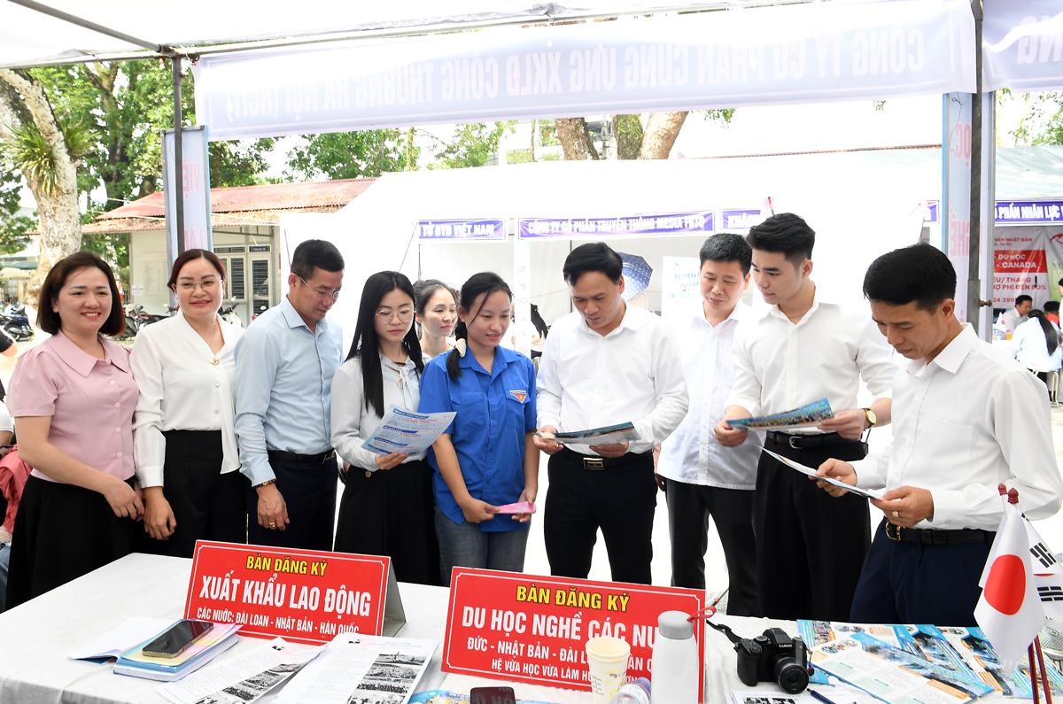 Các đại biểu cùng sinh viên, người lao động tại Ngày hội việc làm và kết nối doanh nghiệp năm 2026.
