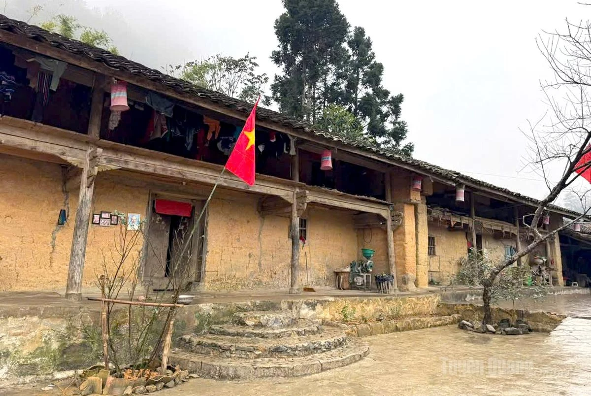 Traditional earthen houses showcase the production tools and everyday household items of the Mong people.