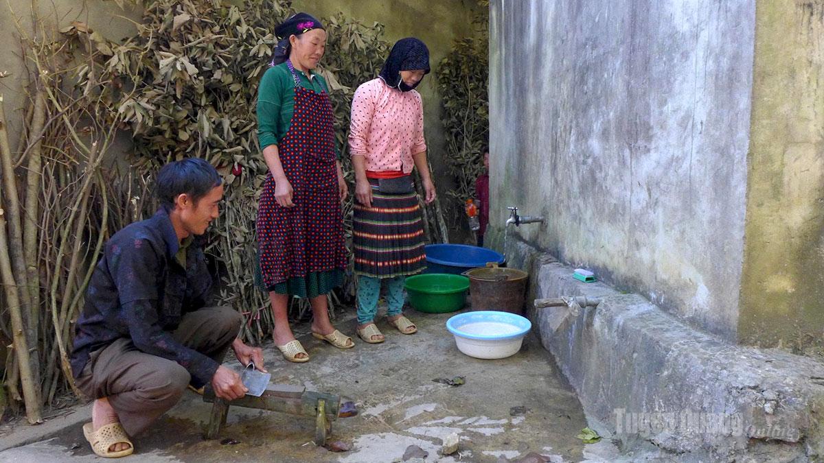 Người dân thôn Ngài Trồ, xã Lũng Cú dùng nước sạch trong sinh hoạt hằng ngày.
