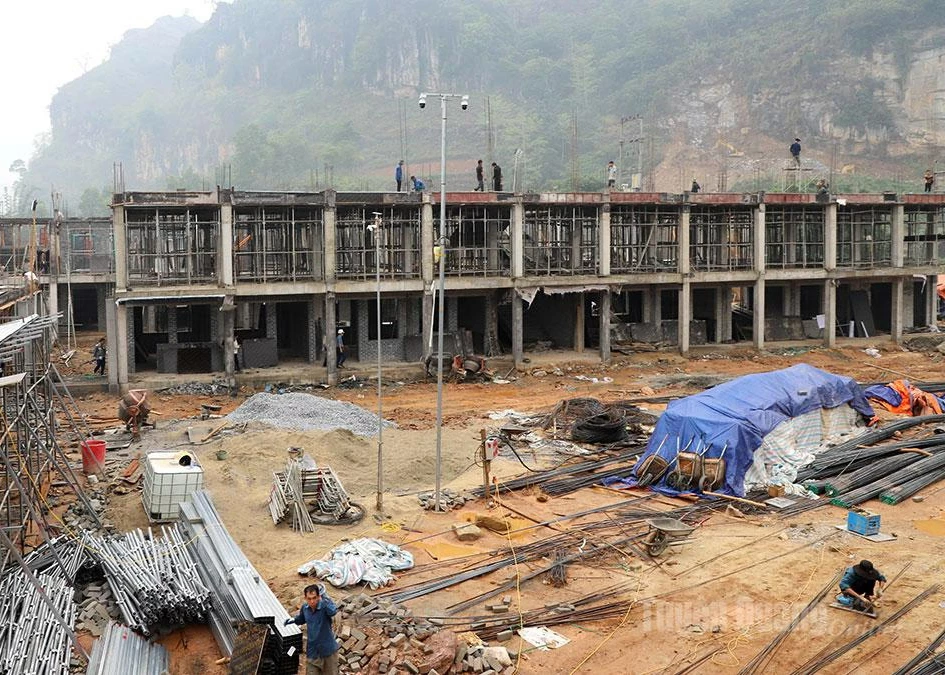 Taking advantage of favorable weather conditions, the construction unit is speeding up progress on the Pa Vay Su Inter-level Boarding School for Primary and Secondary Students.