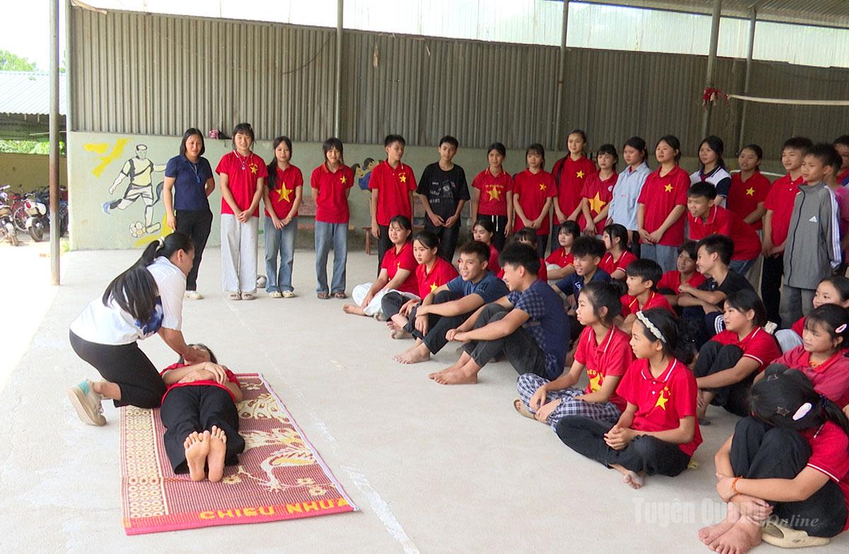 Cô và trò Trường THCS Tân Bắc, xã Tân Trịnh tập huấn kỹ năng phòng chống đuối nước.