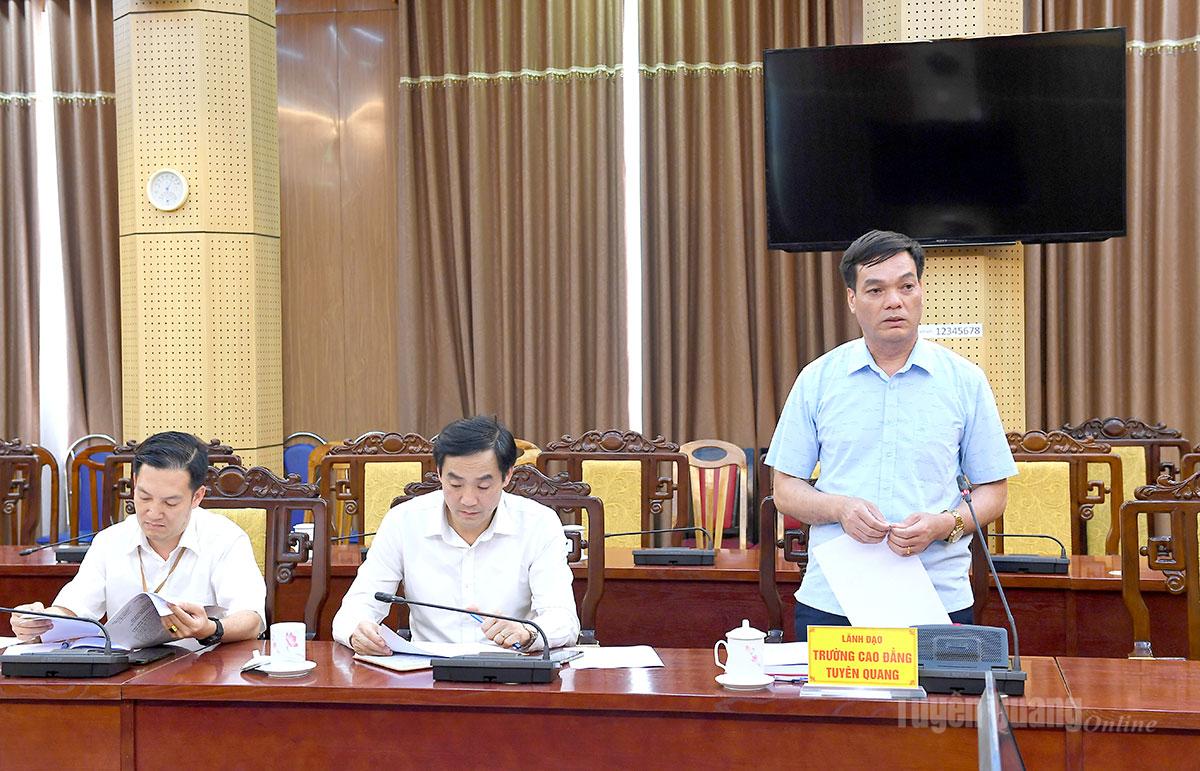 Lãnh đạo Trường Cao đẳng Tuyên Quang báo cáo về hoạt động giáo dục nghề nghiệp của nhà trường.