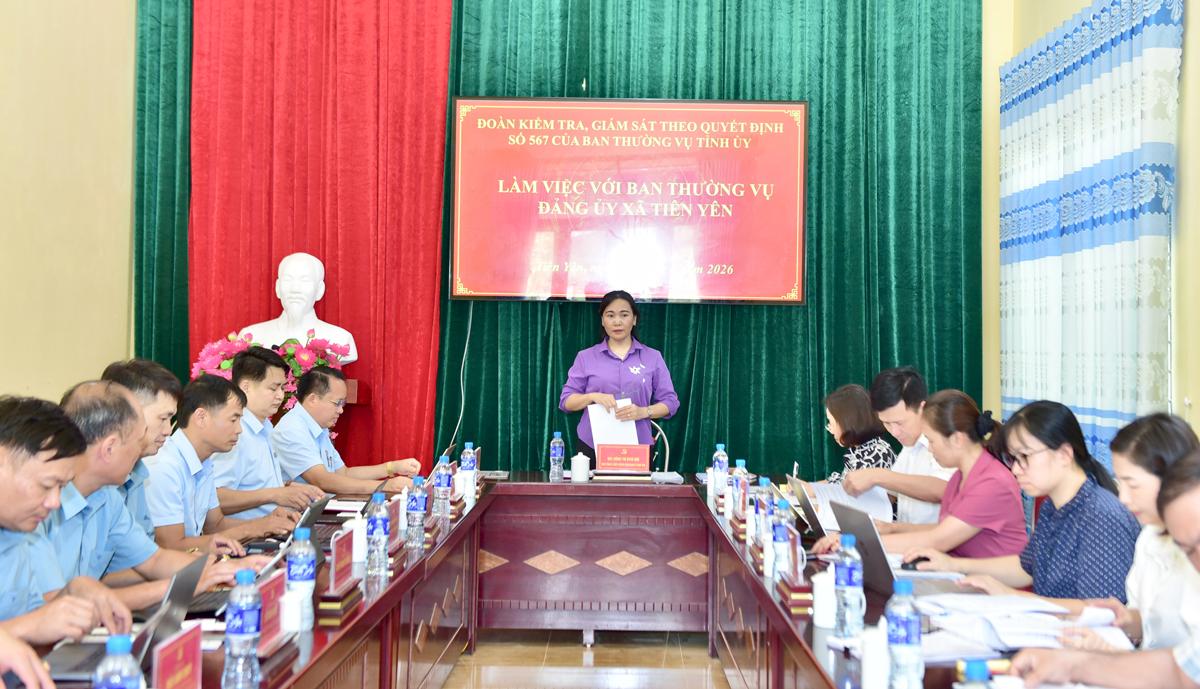 Đồng chí Phó Bí thư Thường trực chuyên trách Đảng ủy UBND tỉnh, Trưởng đoàn kiểm tra, giám sát số 567 Nông Thị Bích Huệ phát biểu tại buổi làm việc với Ban Thường vụ Đảng ủy Tiên Yên.