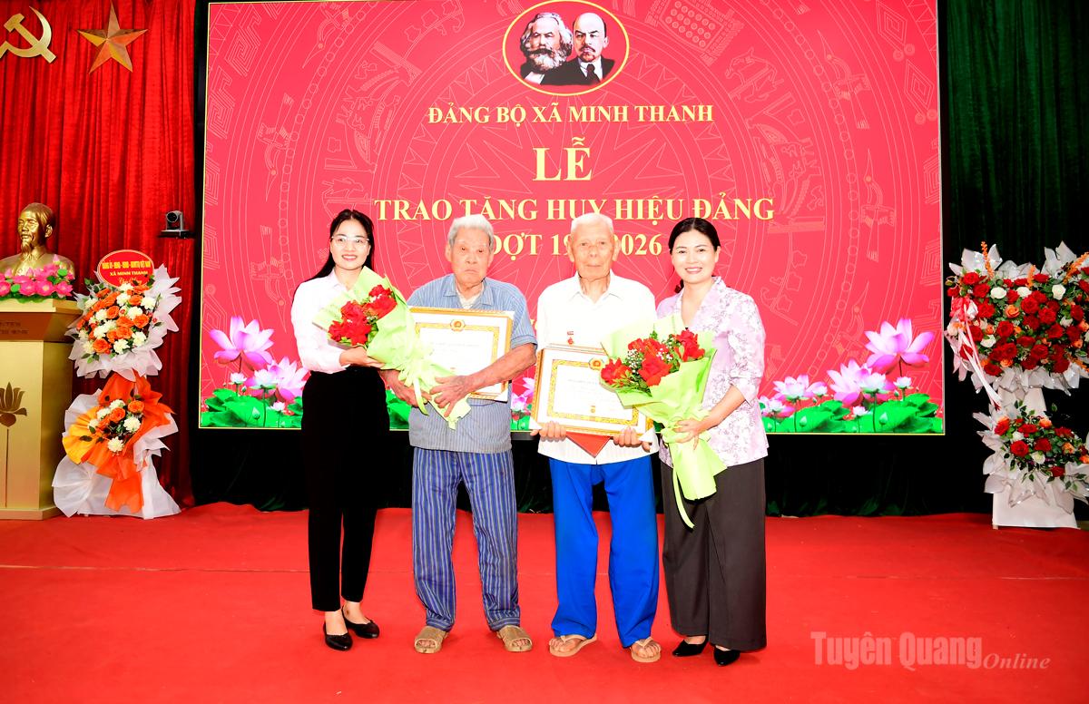Đồng chí Vương Ngọc Hà, Ủy viên Ban Thường vụ Tỉnh ủy, Phó Chủ tịch UBND tỉnh trao Huy hiệu 65 năm tuổi Đảng cho các đảng viên.