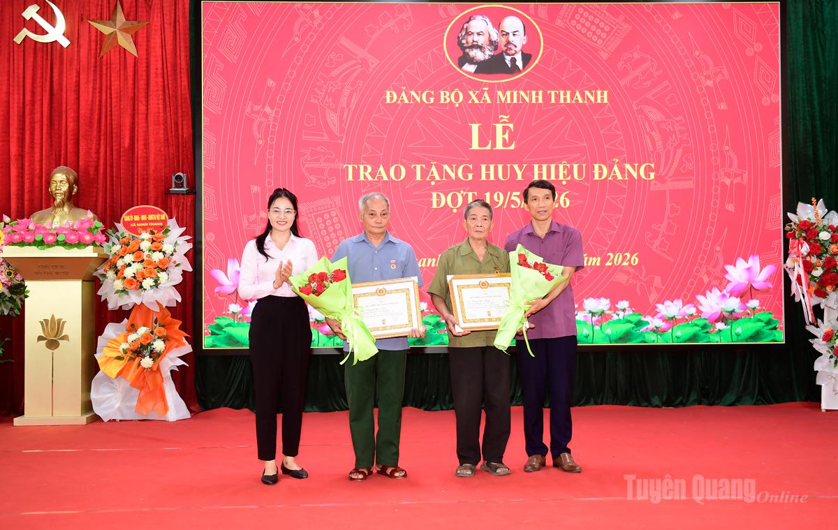 Lãnh đạo xã Minh Thanh trao Huy hiệu 50 năm tuổi Đảng cho các đảng viên.