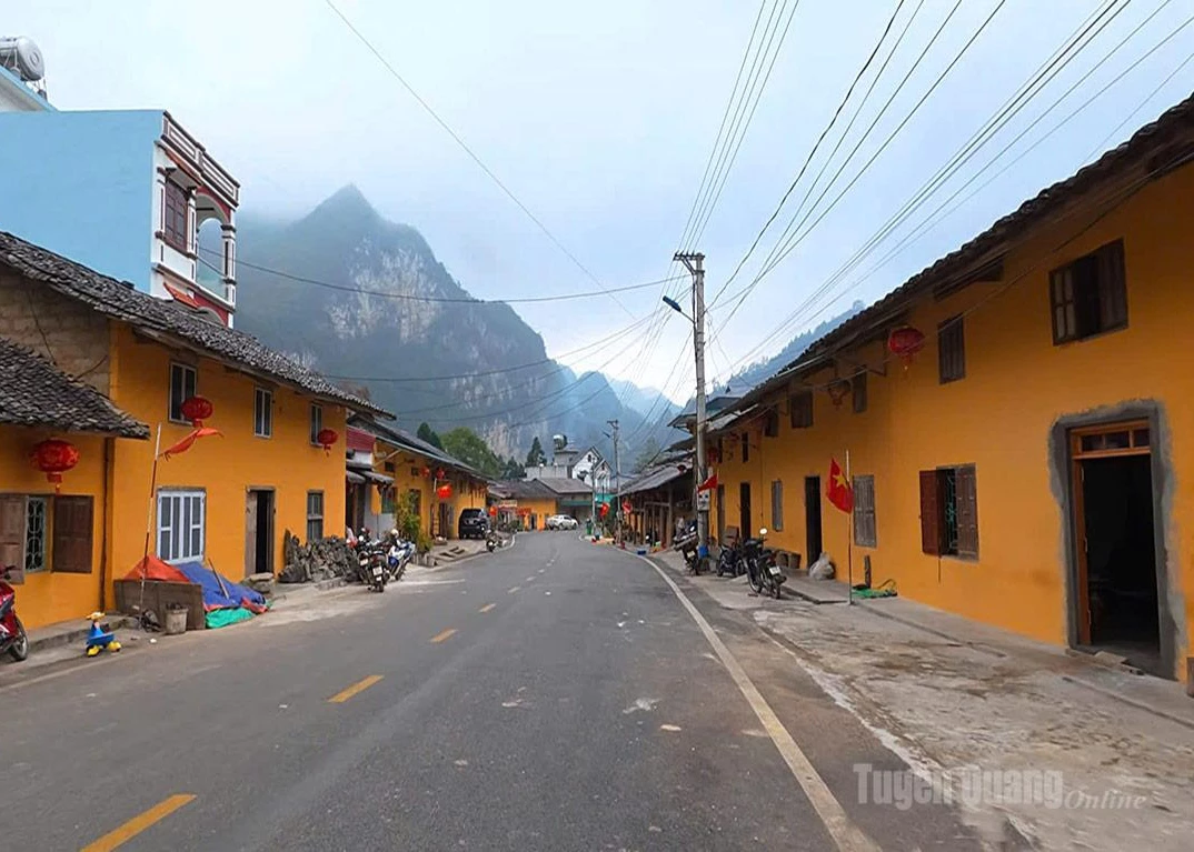 The earthen-walled houses of Pho Bang, once part of a bustling trading town, have been preserved.