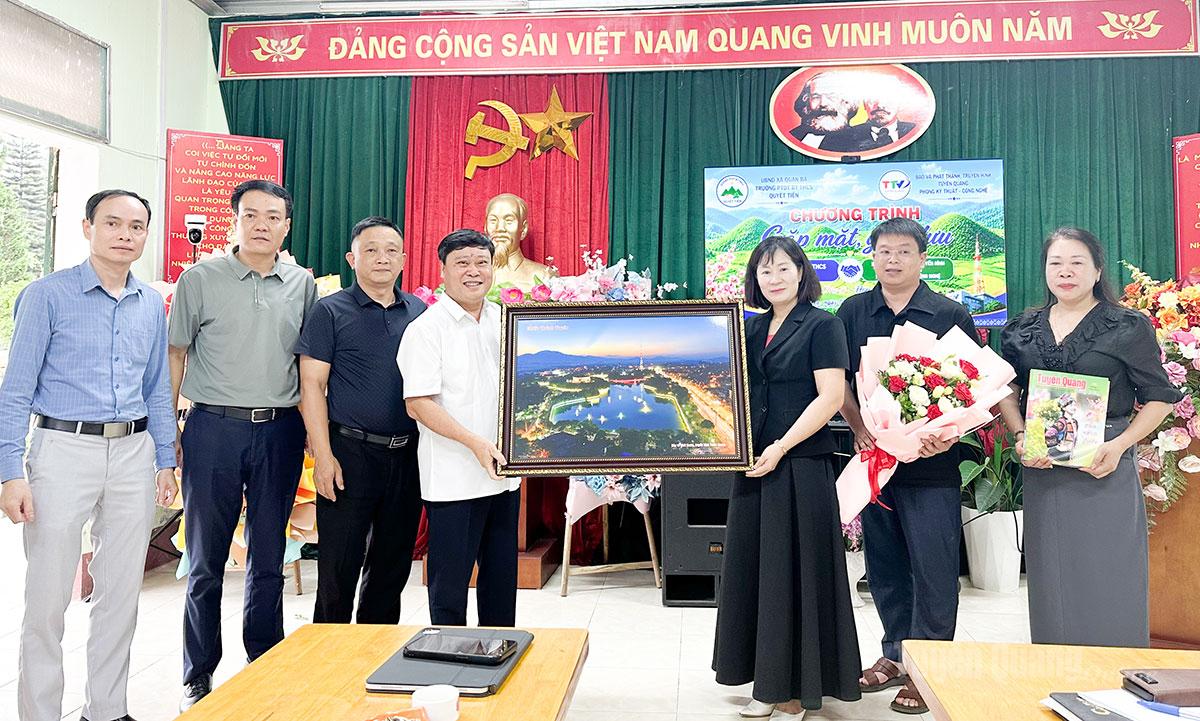 Đồng chí Mai Đức Thông, Giám đốc Báo và phát thanh, truyền hình Tuyên Quang tặng quà lưu niệm Trường PTDT Bán trú THCS Quyết Tiến.