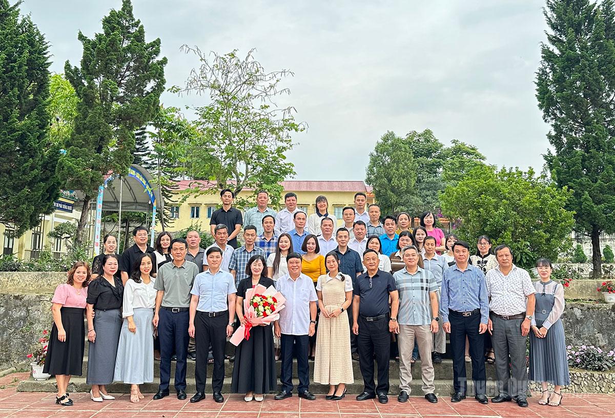 Các đồng chí lãnh đạo chụp ảnh lưu niệm tại Trường PTDT BT THCS Quyết Tiến.
