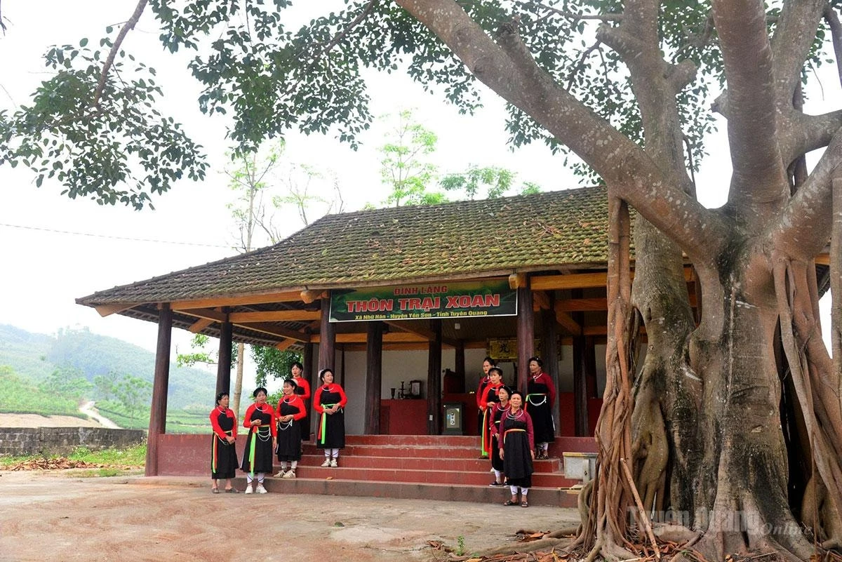 The melodies of Sinh ca echoing through Trai Xoan Communal House not only help preserve the cultural identity of the Cao Lan people but have also become a highlight attracting visitors.