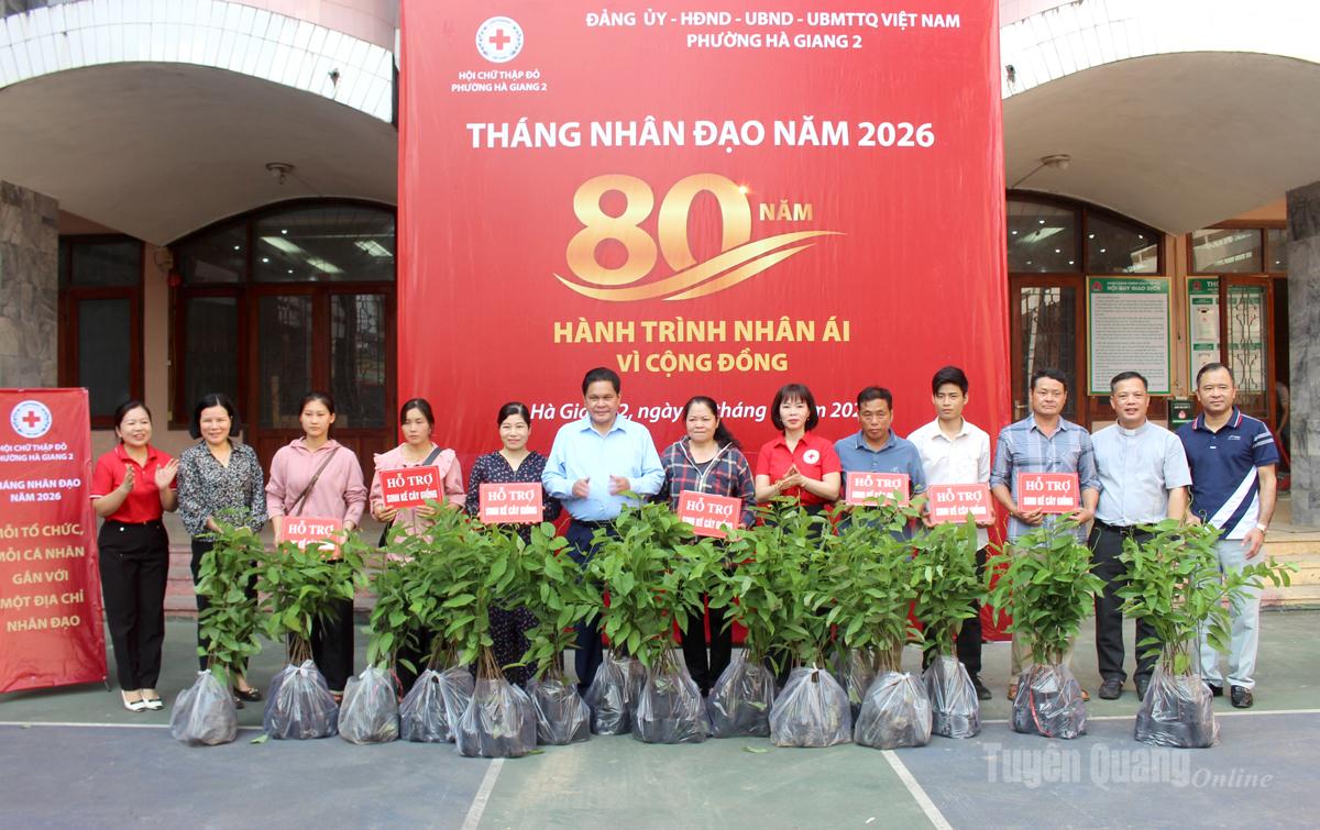 Các đại biểu trao hỗ trợ 2.000 cây na giống cho hội viên Hội chữ thập đỏ phường Hà Giang 2.