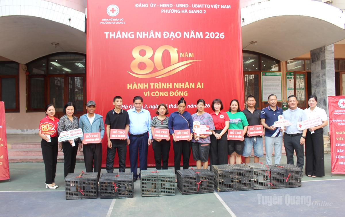 Các đại biểu trao hỗ trợ gà giống cho các hộ gia đình khó khăn trên địa bàn phường Hà Giang 2.