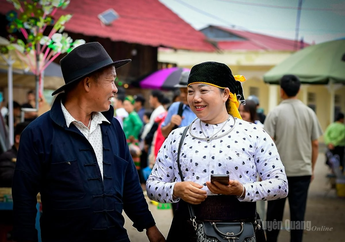 The market is also a place where love, memories, affection, and unwavering faithfulness are rekindled.