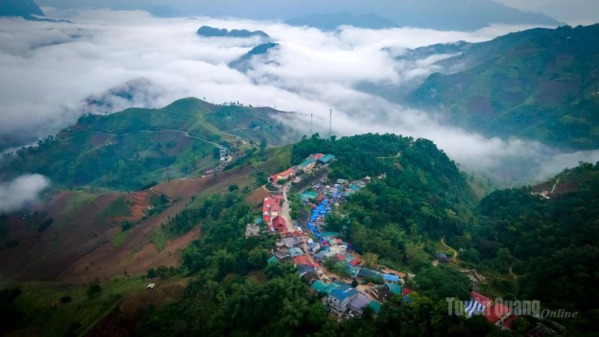 Khau Vai Love Market was established in 1919, originating from a beautiful love story between Ba, a young man of the Nung ethnic group, and Ut, a young woman of the Giay ethnic group.