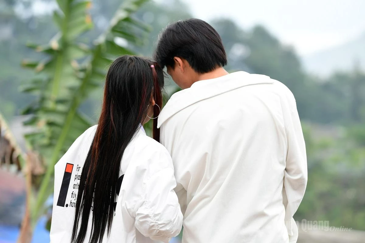 Those who come to the love market may be single, in love, or already married. In some cases, married couples attend the market together, only to separate afterward in search of former lovers. There is neither jealousy nor objection - a unique and beautiful feature of Khau Vai Love Market.