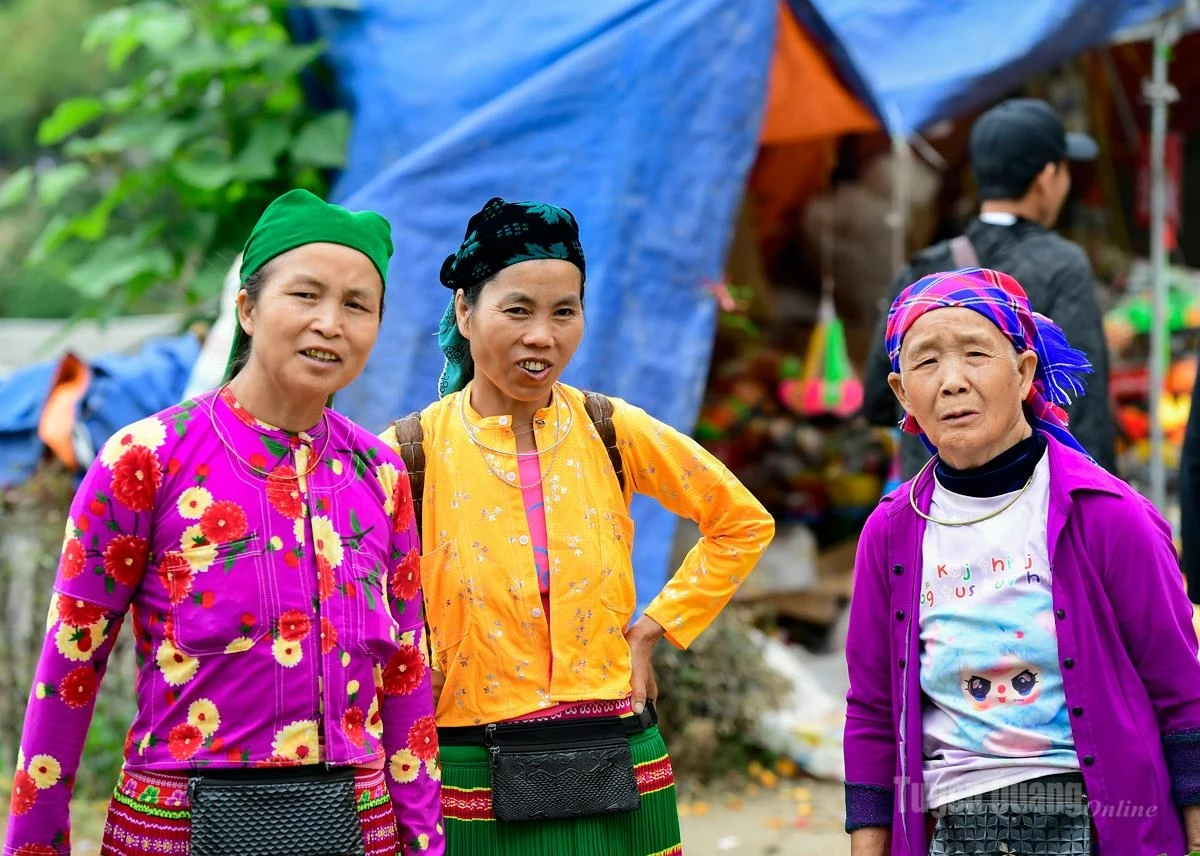 Local people eagerly make their way to the market.