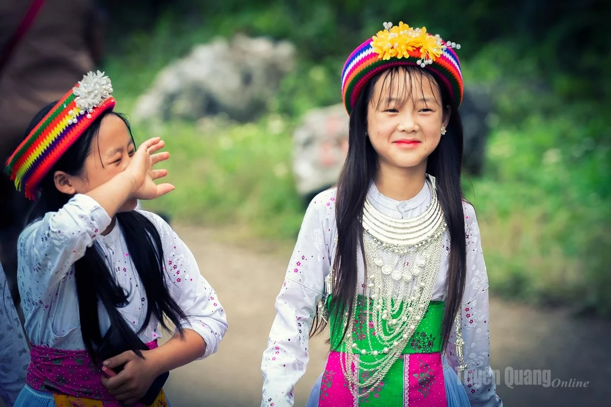 Children accompany their families, joining in the festive atmosphere.