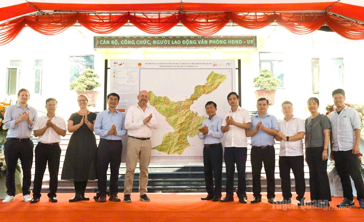 Các đại biểu thực hiện nghi thức ra mắt Dự án xây dựng bản đồ nguy cơ trượt lở đất, góp phần nâng cao năng lực cảnh báo sớm và phòng, chống thiên tai tại Hoàng Su Phì.