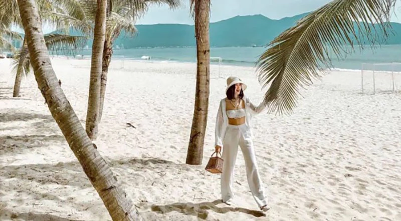 Biển Mỹ Khê là điểm check-in yêu thích của nhiều bạn trẻ