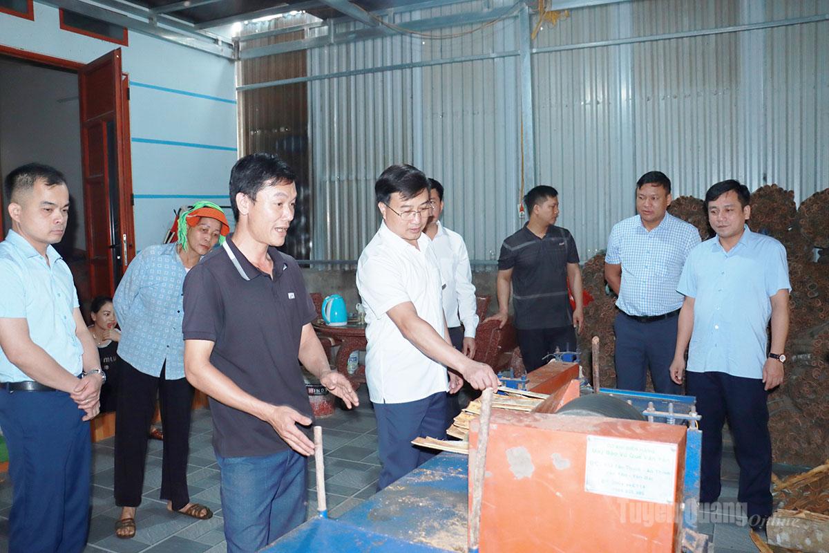 Đoàn công tác tham quan hoạt động chế biến vỏ quế tại xã Cao Bồ.