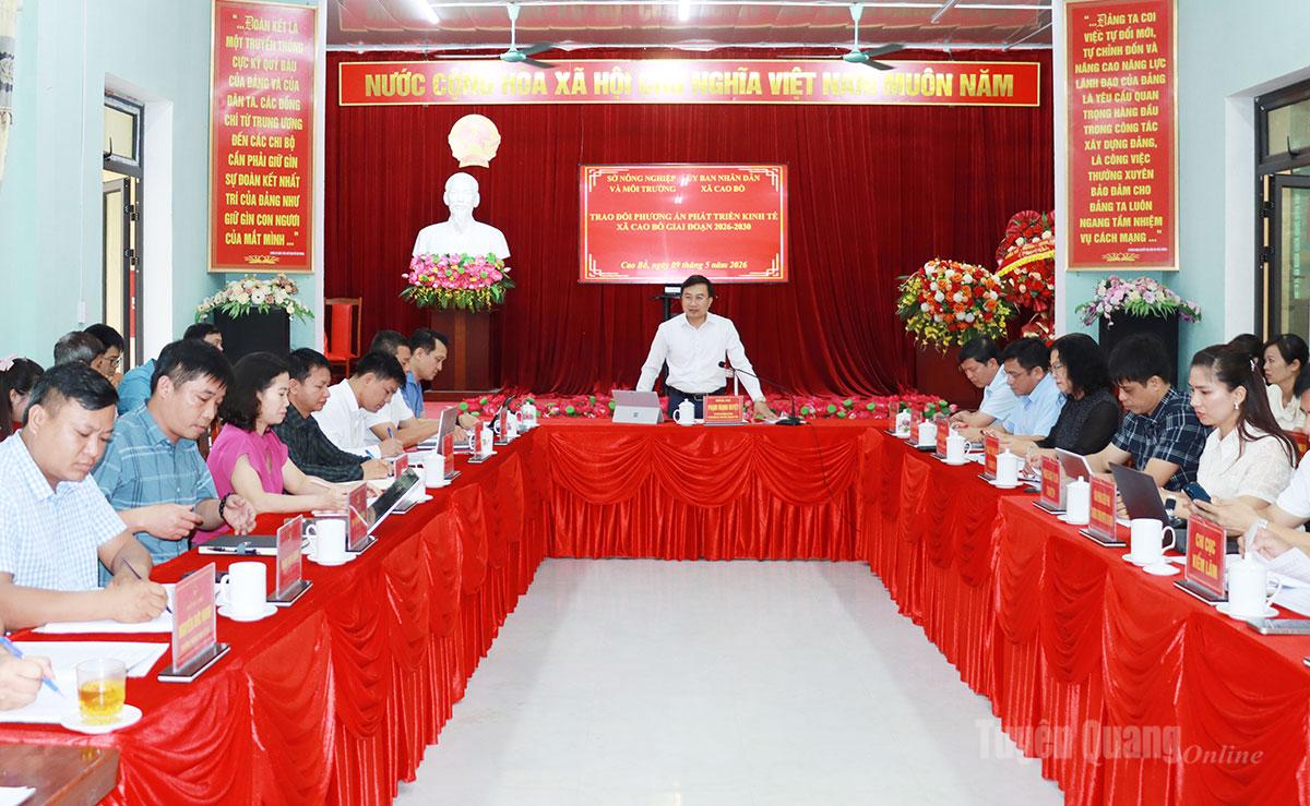 Đồng chí Phạm Mạnh Duyệt, Giám đốc Sở Nông nghiệp và Môi trường phát biểu tại buổi làm việc với xã Cao Bồ.