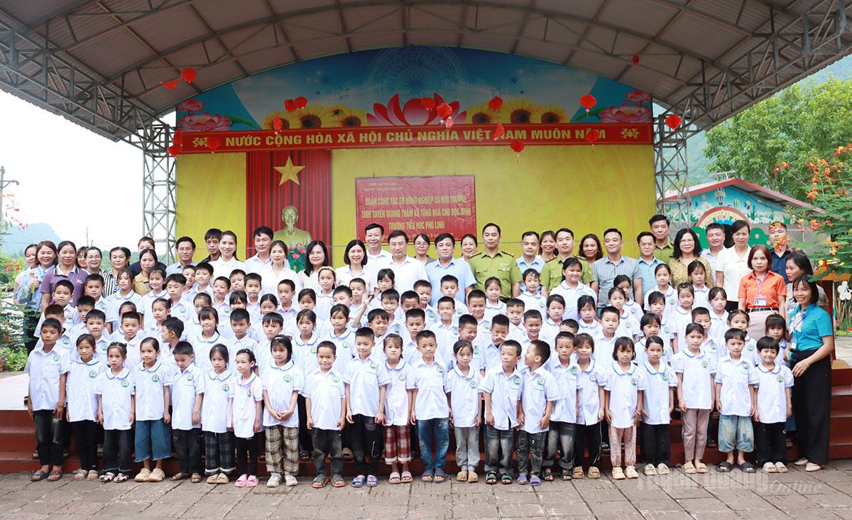 Đoàn công tác tặng áo đồng phục cho học sinh xã Phú Linh.