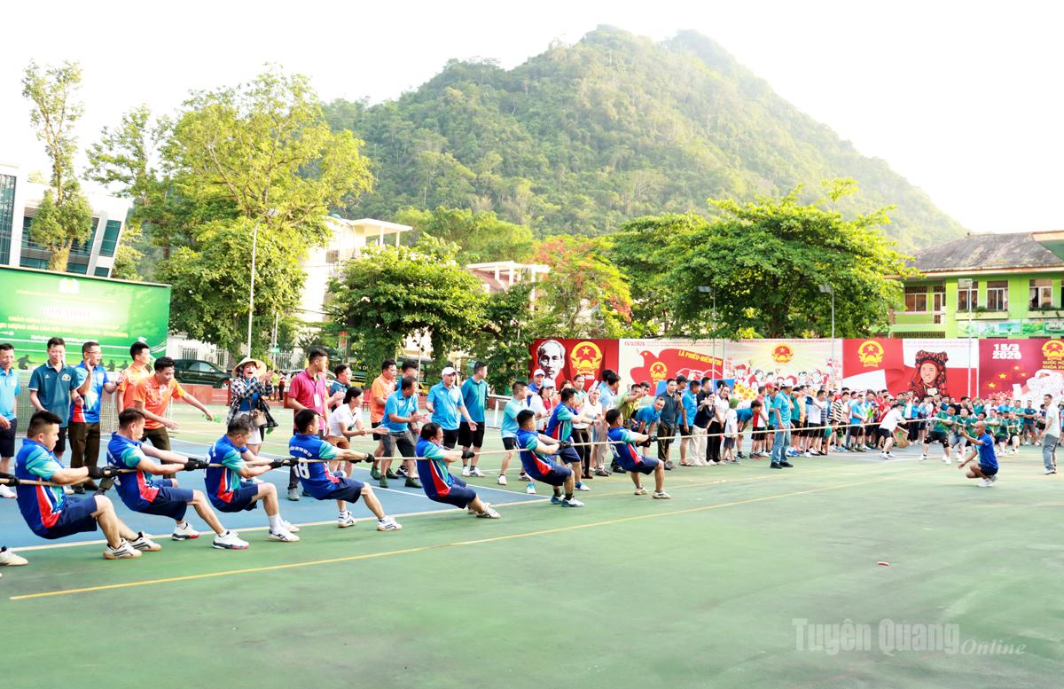 Trận chung kết môn kéo co giữa hai đội Hạt Kiểm lâm khu vực VIII và Hạt Kiểm lâm khu vực XVI.